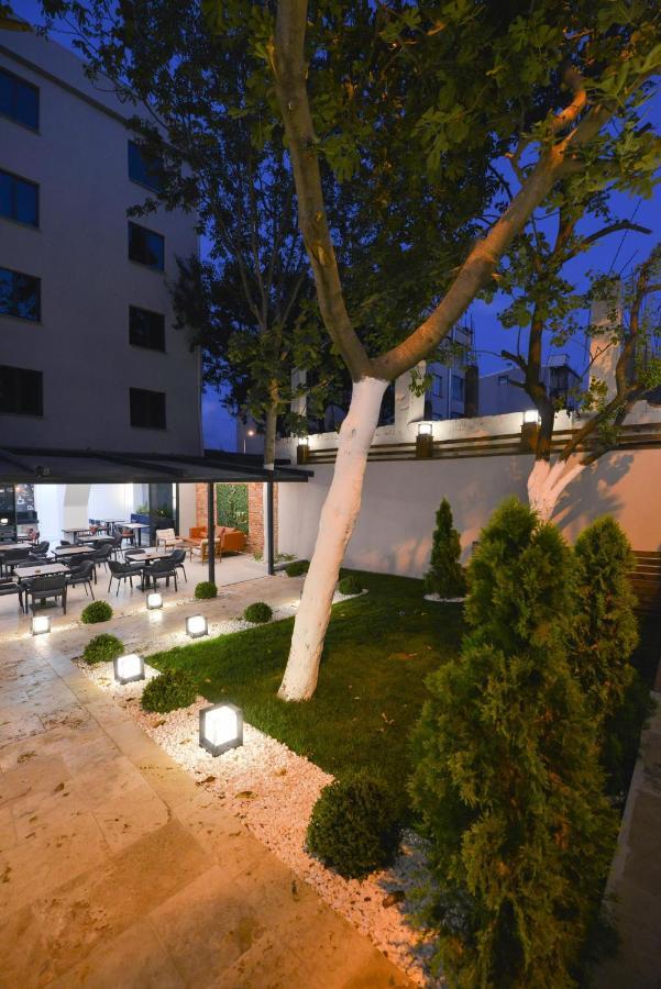 Istport Garden Hotels Arnavutkoy Exteriör bild The garden of the hotel