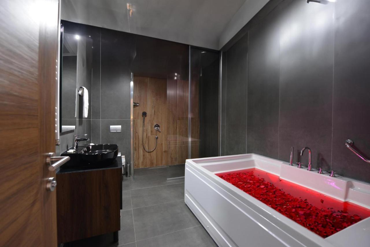 Istport Garden Hotels Arnavutkoy Exteriör bild A bathroom with a shower and a bathtub