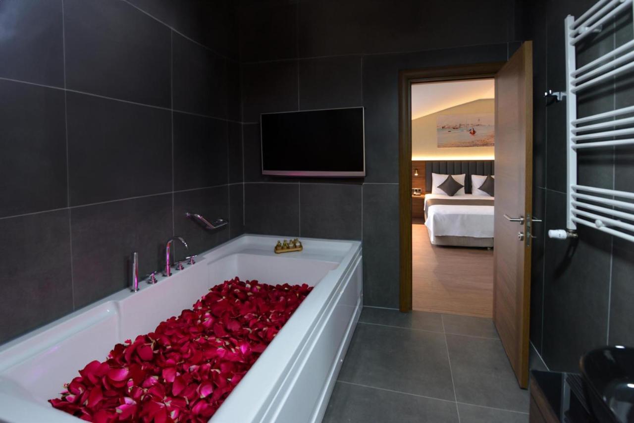 Istport Garden Hotels Arnavutkoy Exteriör bild A bathroom with a television